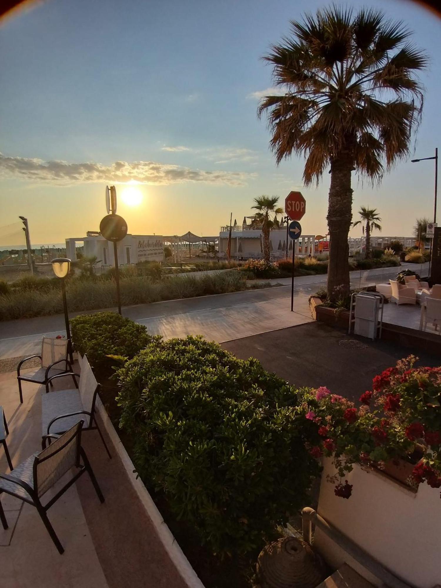 Hotel Ideal Rimini Bagian luar foto