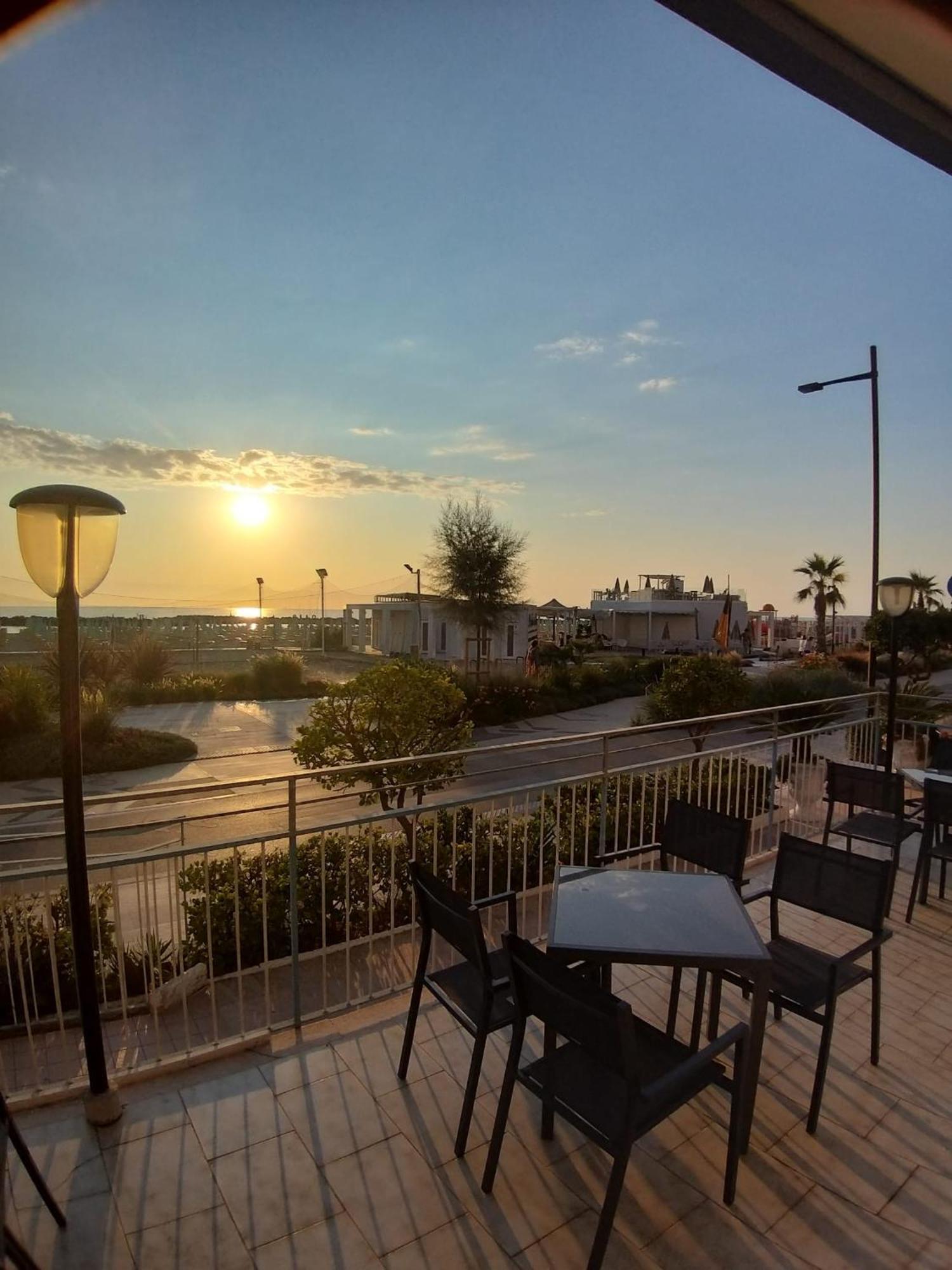 Hotel Ideal Rimini Bagian luar foto