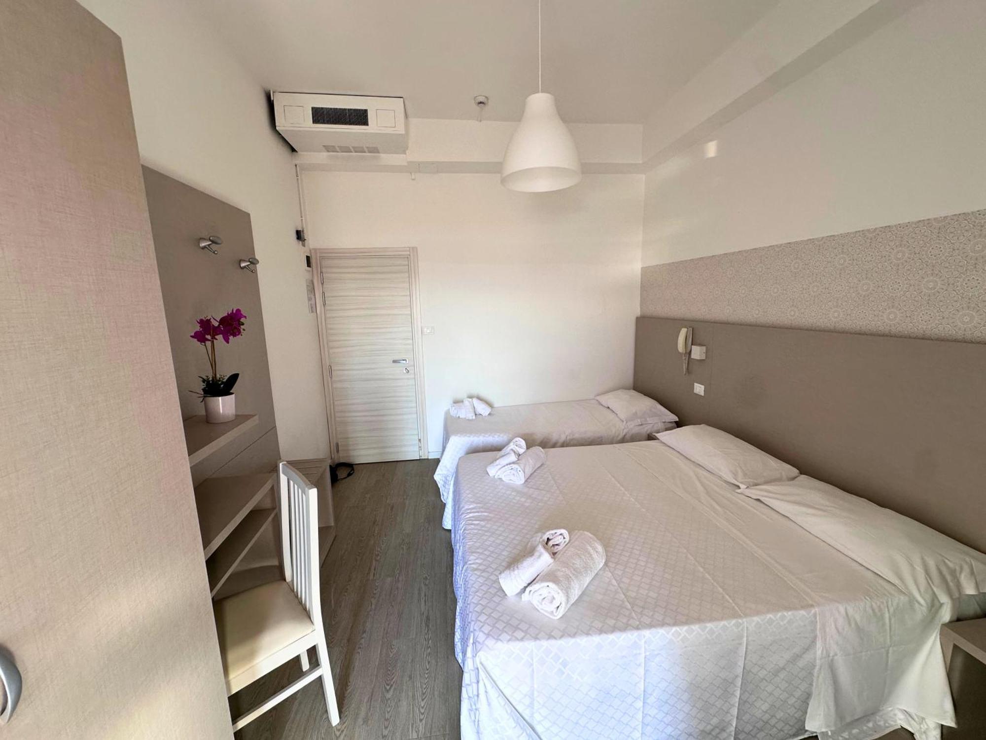 Hotel Ideal Rimini Bagian luar foto